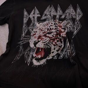 graphic tee size small